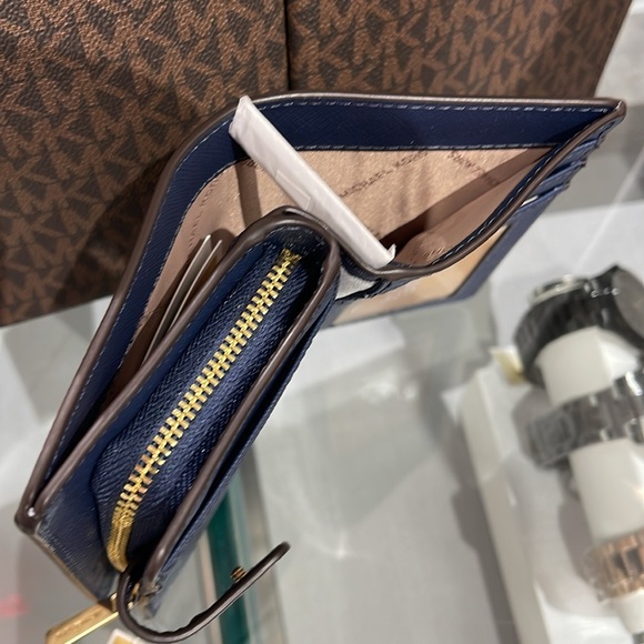 MICHAEL KORS
Medium Crossgrain Leather Wallet
Navy 
NWT - Picture 13 of 16